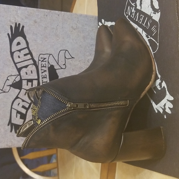 Shoes - Picture 3 of 7